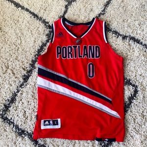 Damien Lillard, Portland Trailblazers basketball jersey. Youth large